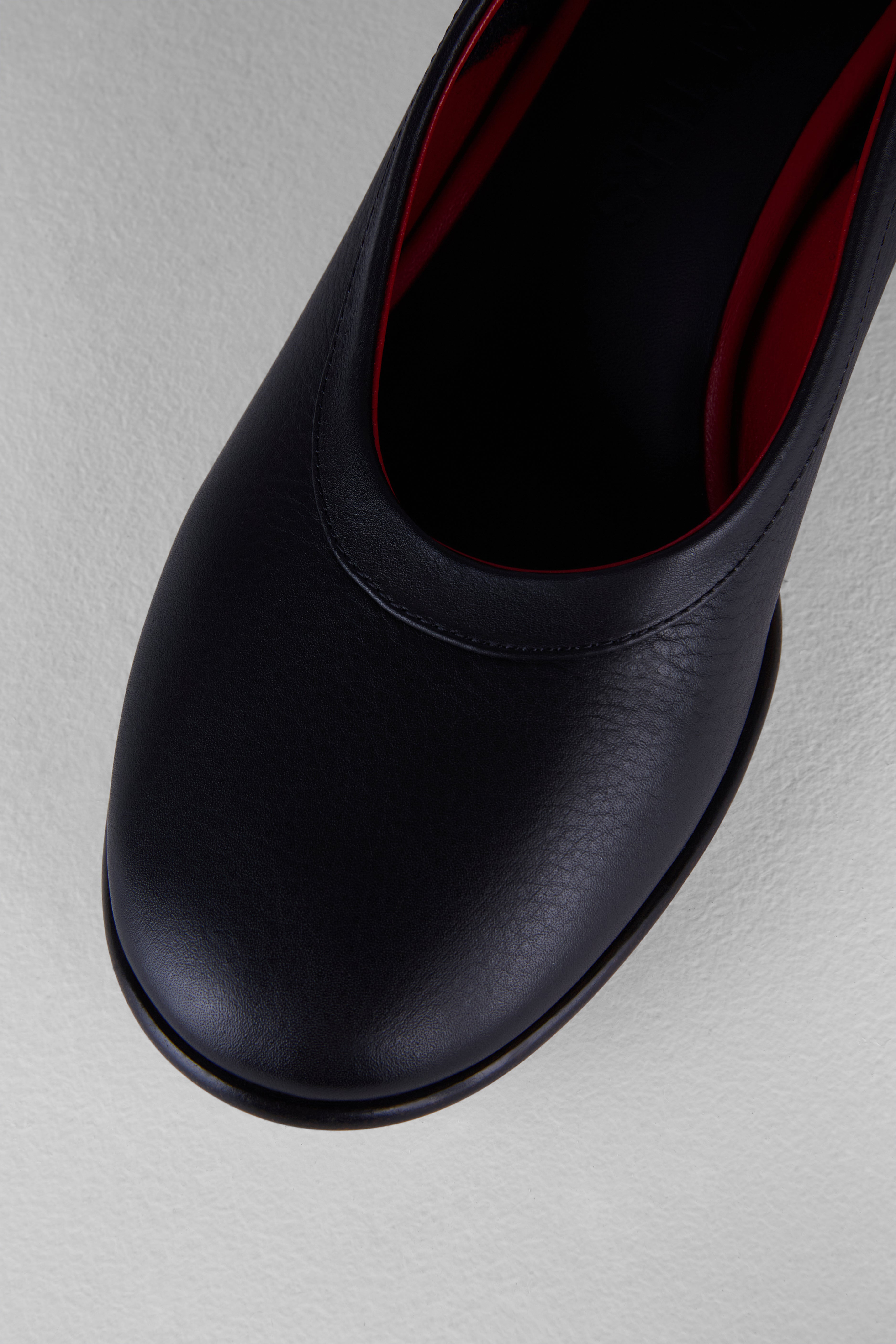 Egg Pumps in Nero Rosso