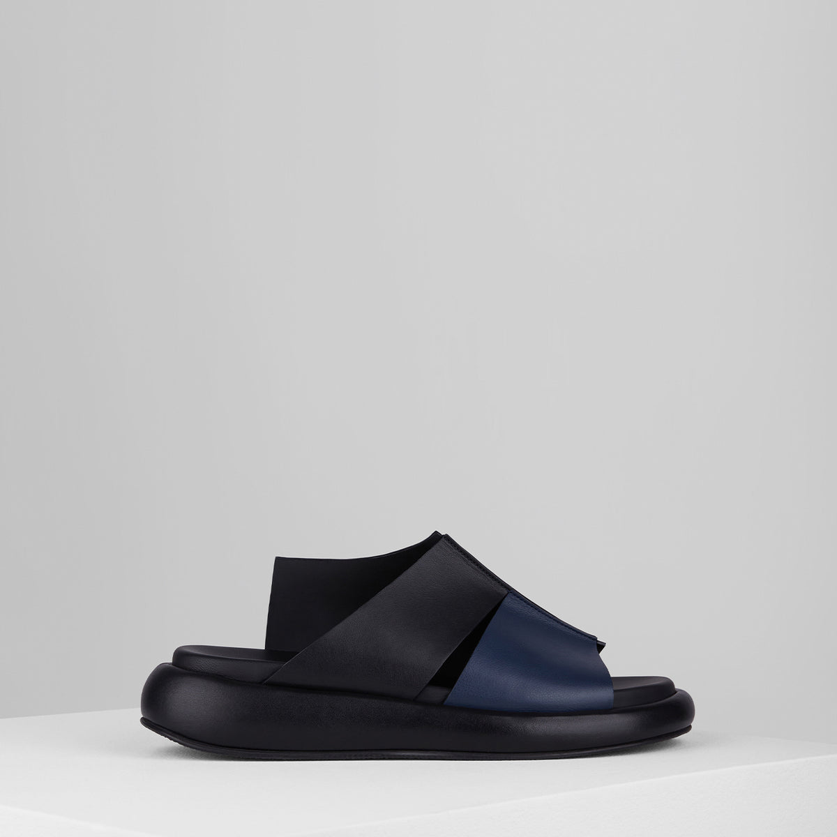 Load image into Gallery viewer, Ciambella Sandals in Midnight Nero