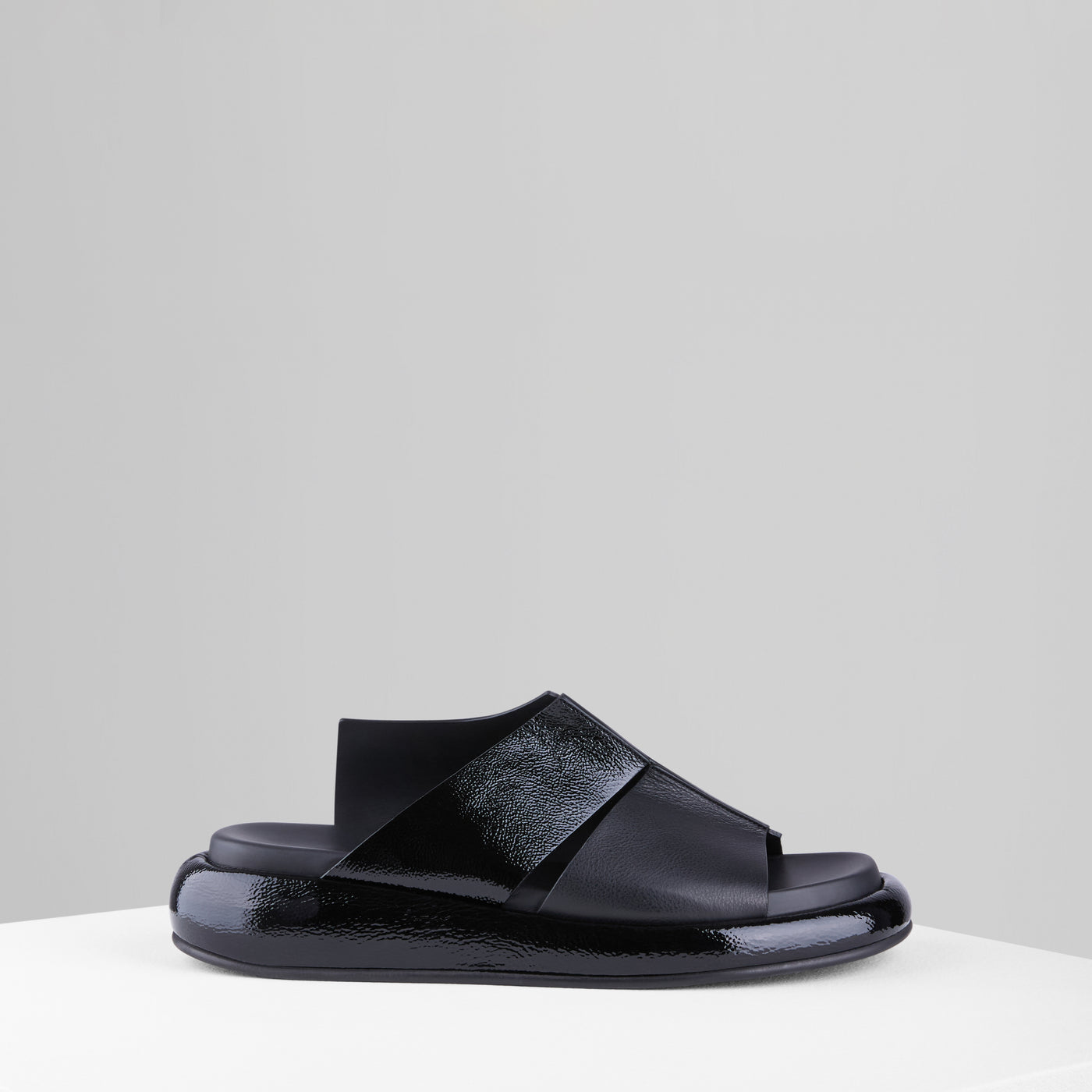 Load image into Gallery viewer, Ciambella Sandals in Nero Vernice