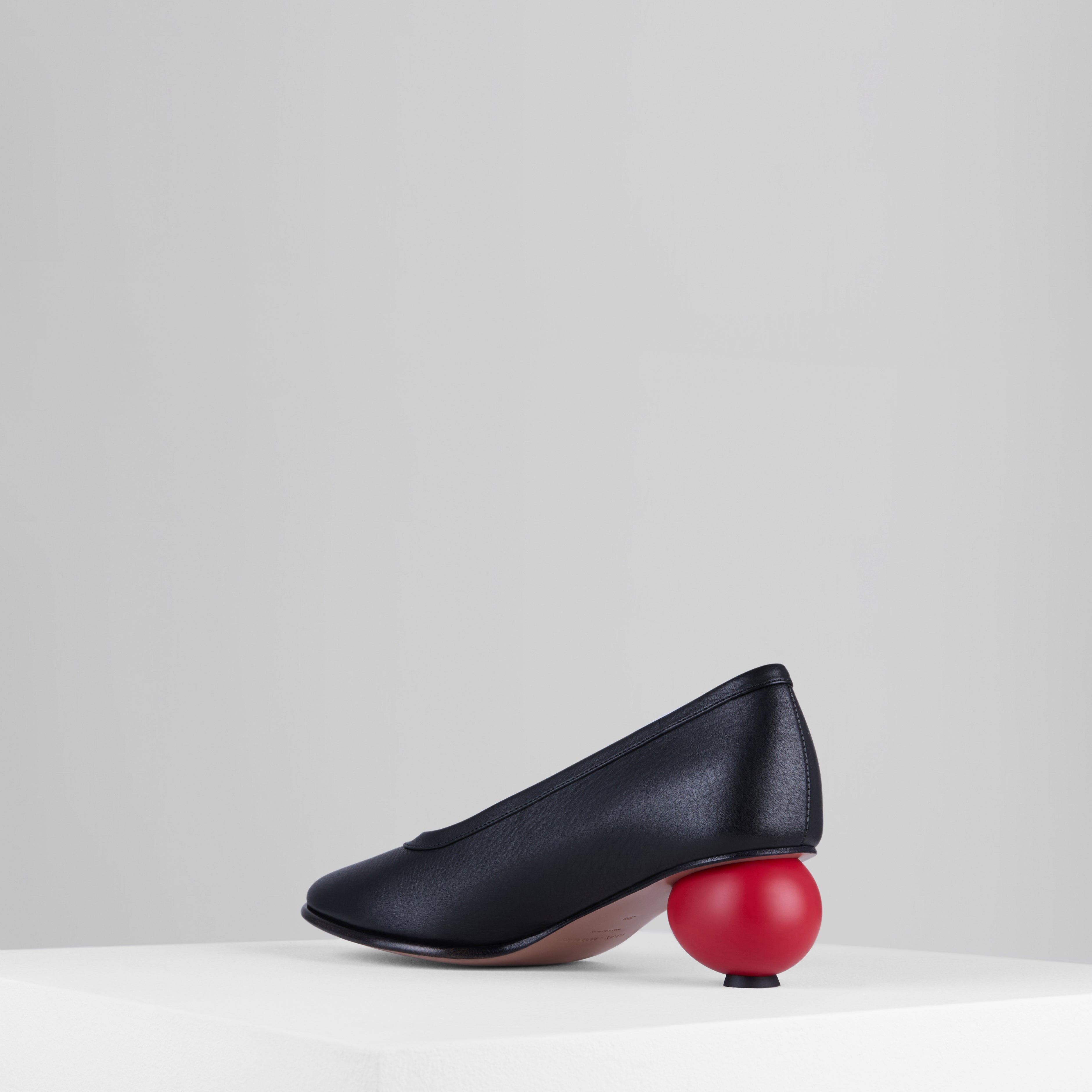 Egg Pumps in Nero Rosso