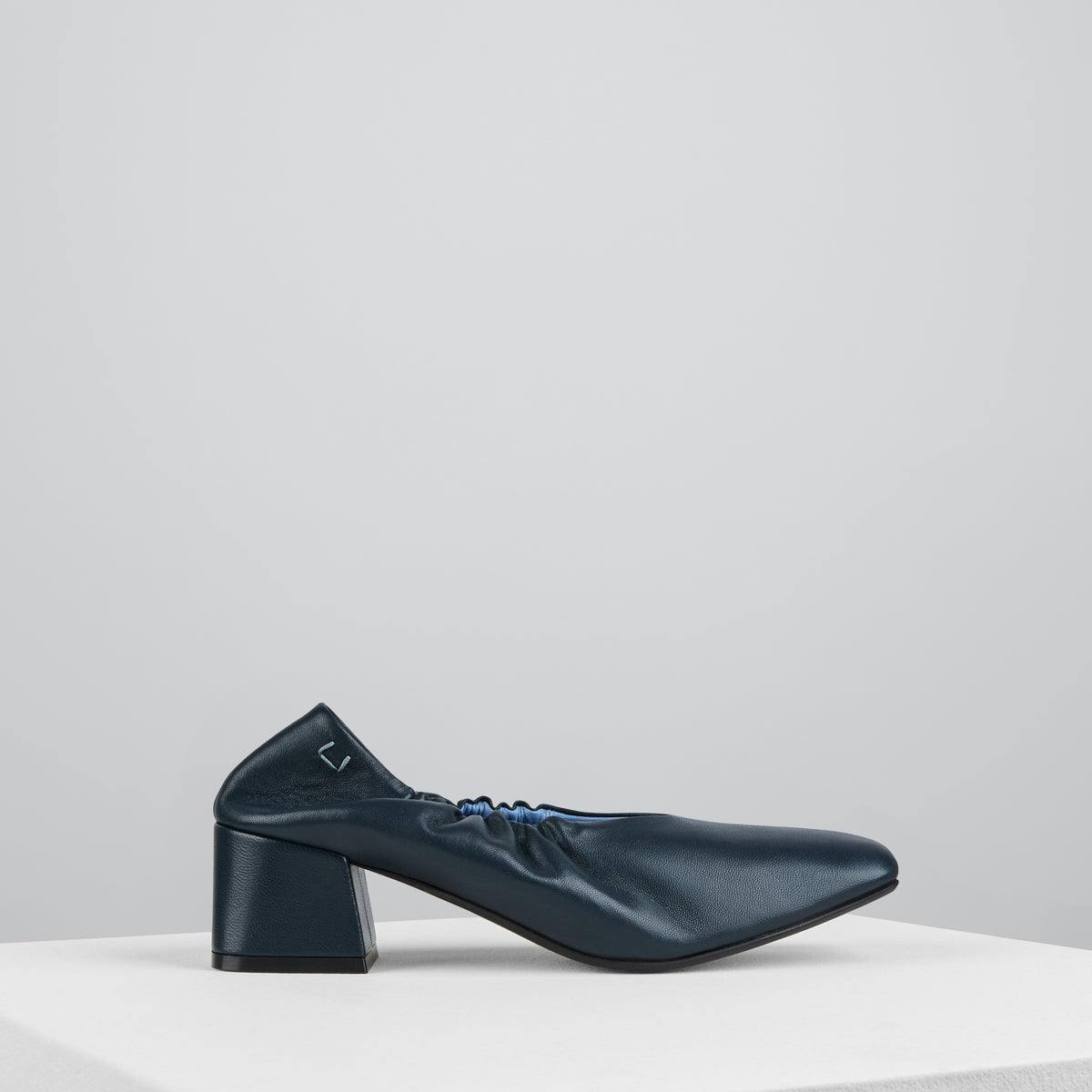 将图片加载到图库查看器，Gio Pumps in Midnight