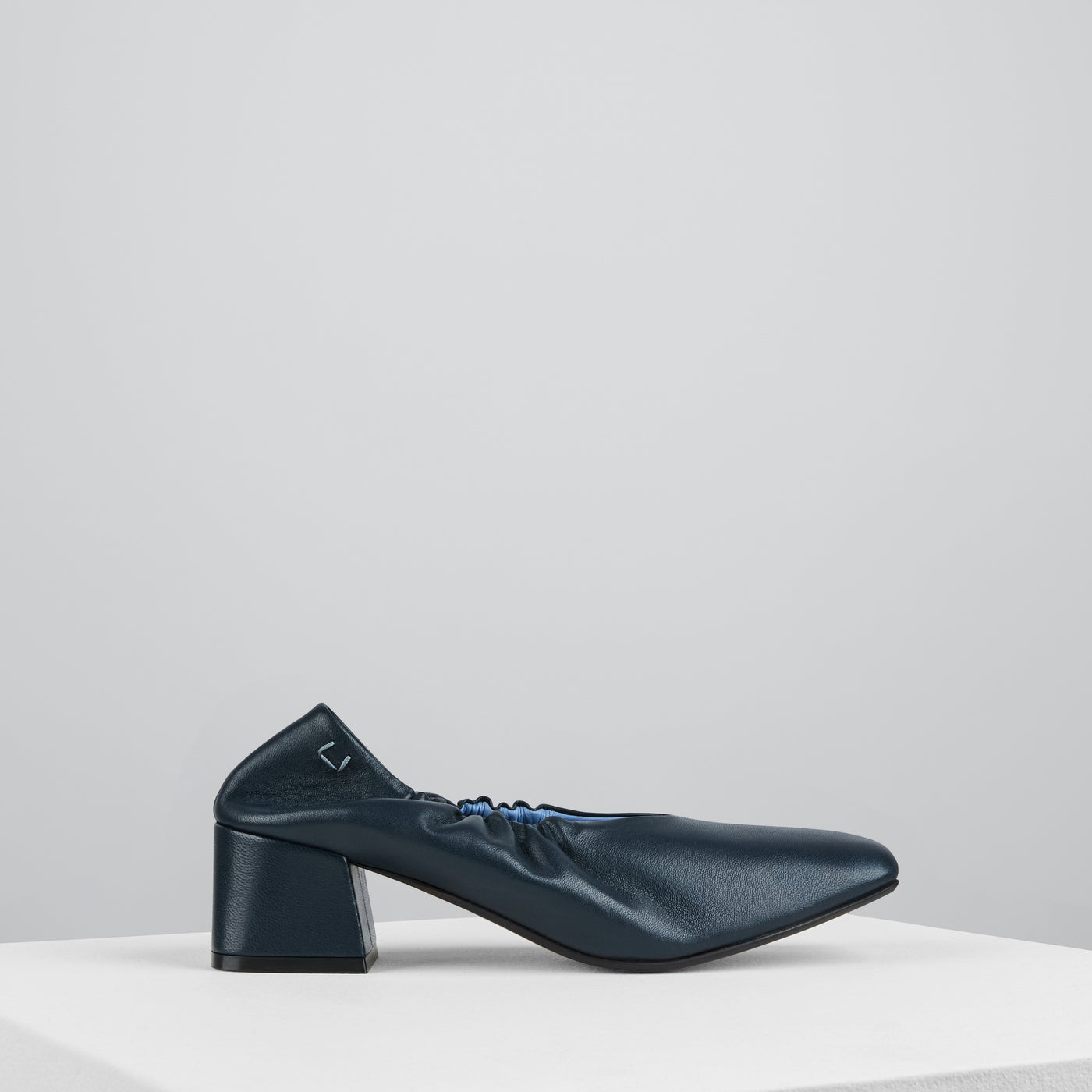 将图片加载到图库查看器，Gio Pumps in Midnight