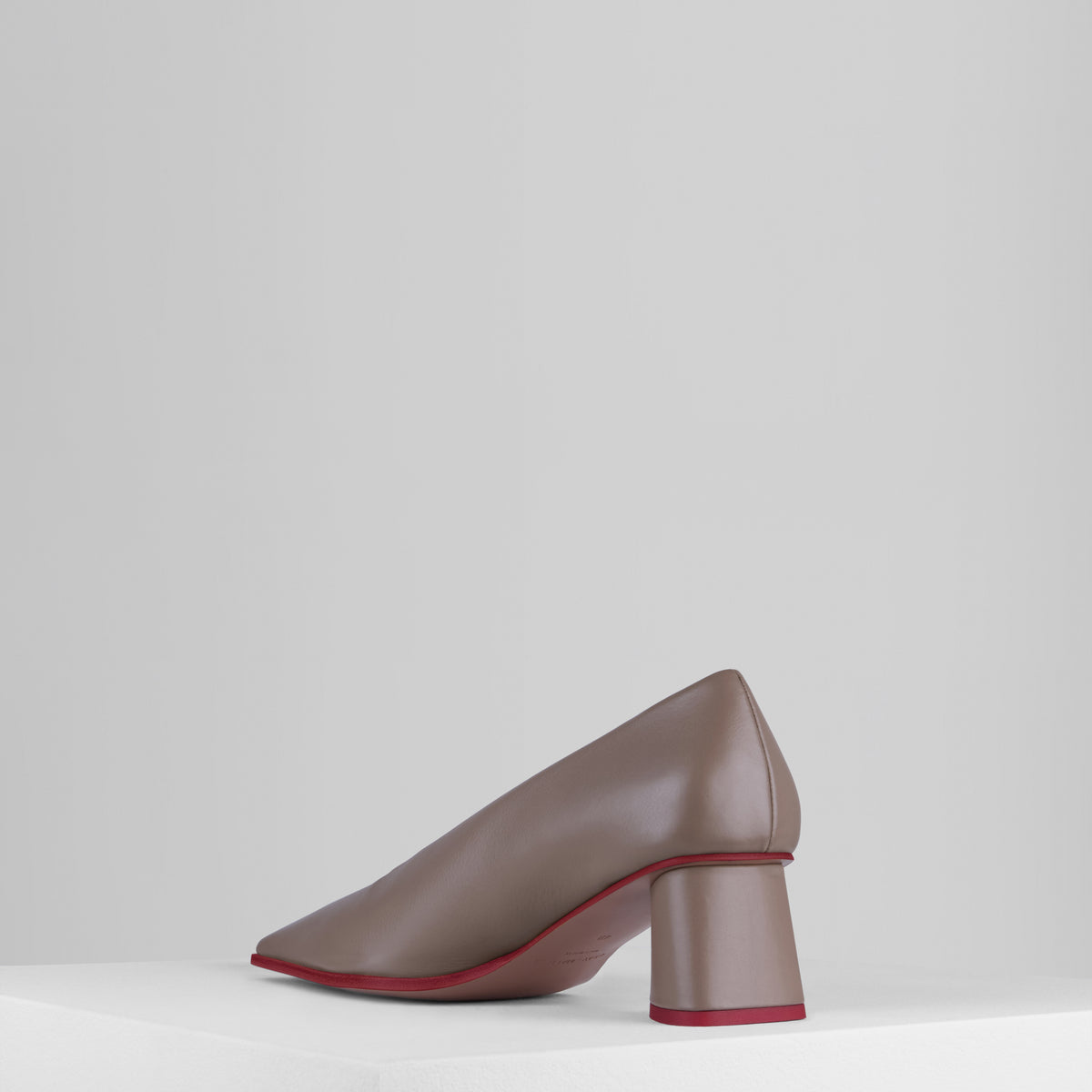 Carica l&#39;immagine nel visualizzatore di Gallery, Spacco Pumps in Taupe